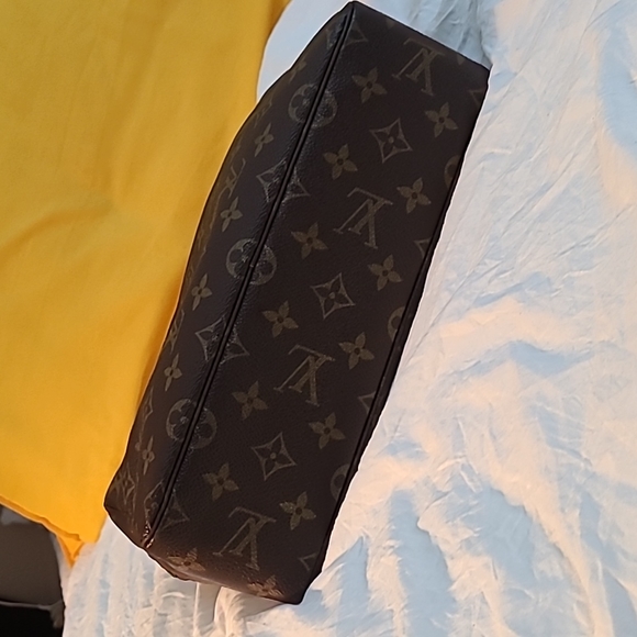 LV Toiletry pouch 28 - Picture 7 of 7